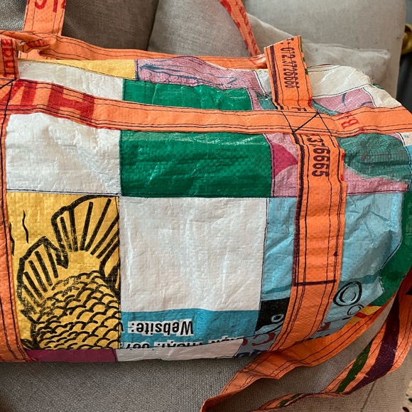 Duffle bag - one of a kind- made from recycled materials in Cambodia - Picture 4 of 6